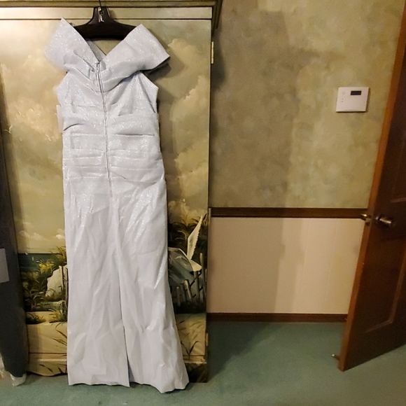 GOWN - Picture 4 of 12